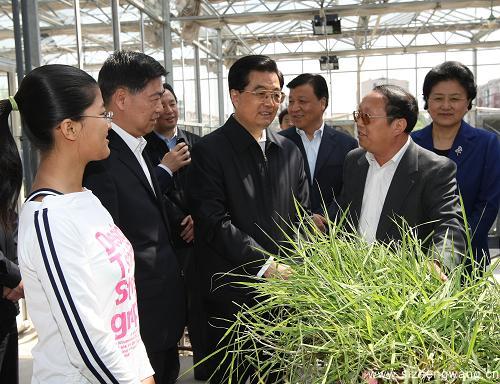 2009年 5月2日，中共中央總書記、國家主席、中央軍委主席胡錦濤到中國農(nóng)業(yè)大學考察。圖為胡錦濤參觀學校科研成果綜合展示。