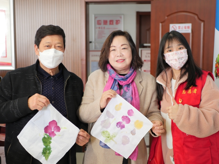 奮斗社區(qū)植物拓染活動(dòng)合影.jpg