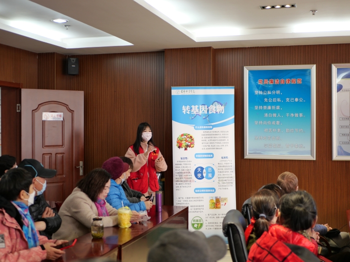 學(xué)生黨員志愿者走進(jìn)南京市奮斗社區(qū)為老年人講解轉(zhuǎn)基因食品知識(shí).jpg
