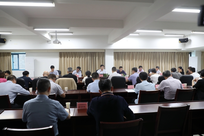 校黨委理論學(xué)習(xí)中心組專題研討“校園綜合治理”