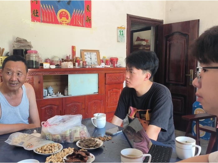 江南大學(xué)“問山”實踐團(tuán)成員對老屋基村村干部進(jìn)行訪談.jpg