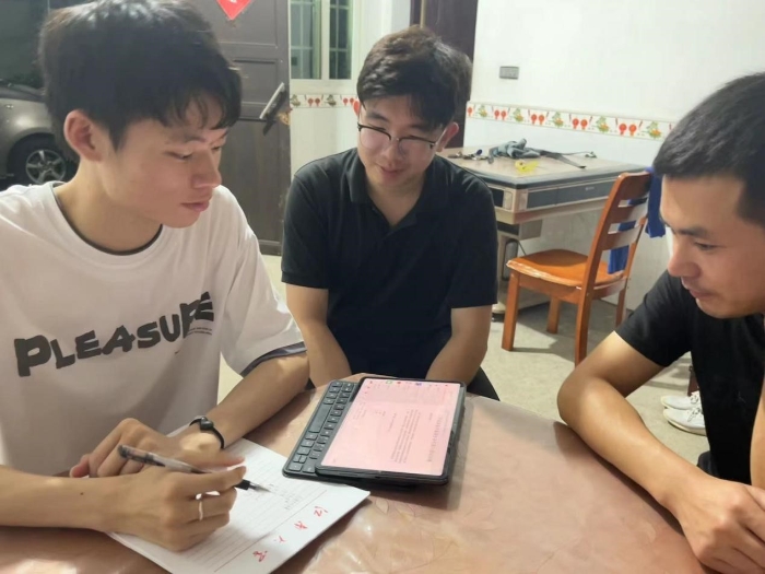 江南大學(xué)“問山”實踐團(tuán)成員為化坪村村民提供法律咨詢服務(wù).jpg