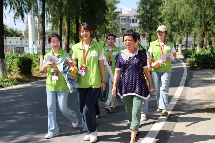 僑鄉(xiāng)邑夢實踐團與開平市赤坎鎮(zhèn)深塘村村民溝通交流.JPG