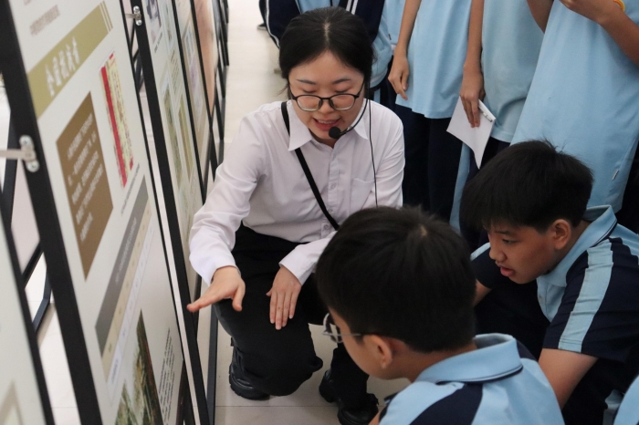 廣東華僑博物館講解員在“送展下鄉(xiāng)”文化共享系列活動中為觀展同學們講解.JPG